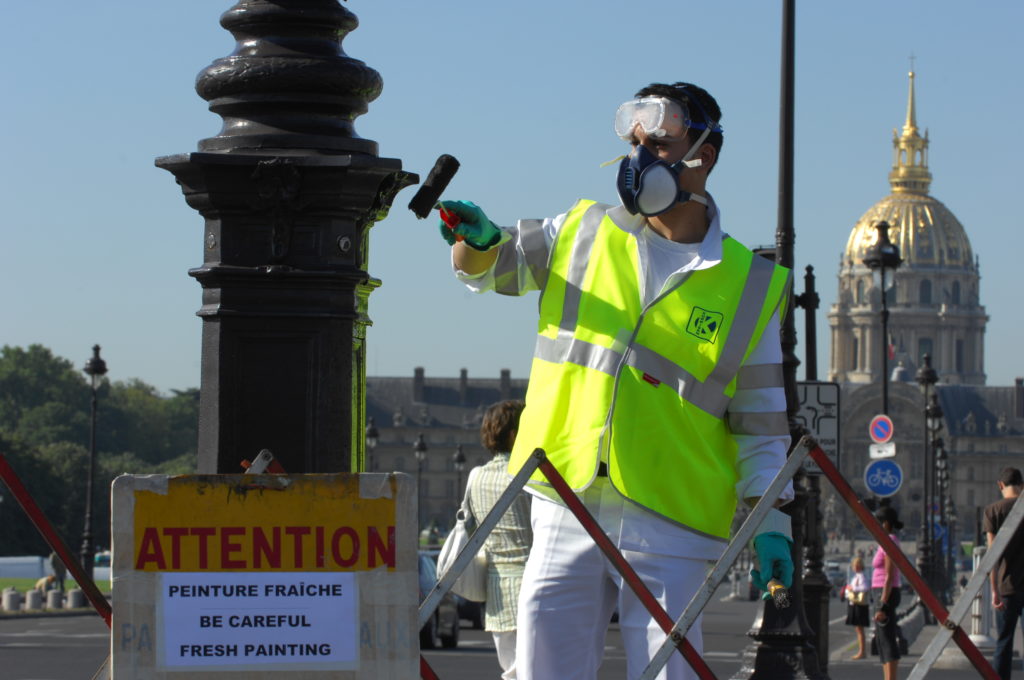 Mise en propreté du mobilier urbain : Paris et sa périphérie se métamorphosent pendant les Jeux Olympiques et Paralympiques de 2024.